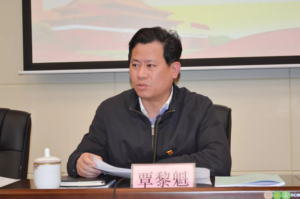 局党组书记,副局长覃黎魁主持会议并作现场点评
